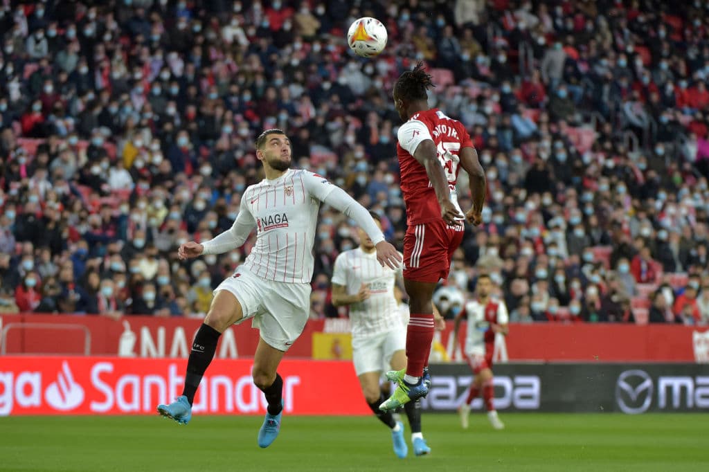 Los locales lograron conectar en el segundo tiempo para recuperar la desventaja de 0-2 para terminar empatando 2-2, Sevilla logró recatar el empate, pero le vuelve a dar oportunidad al Real Madrid de serpararse en la punta.