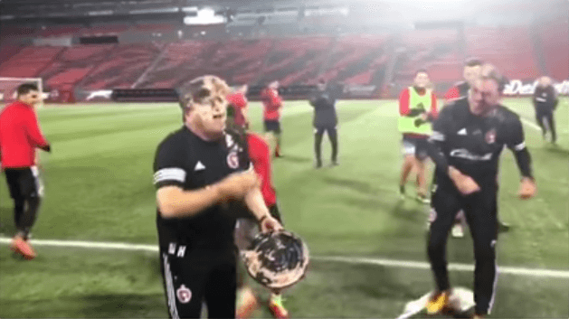 En México, un pastelazo memorable fue el que recibió Miguel Herrera como técnico de Xolos de Tijuana el 20 de marzo de 2017 en medio de la celebración de su cumpleaños.