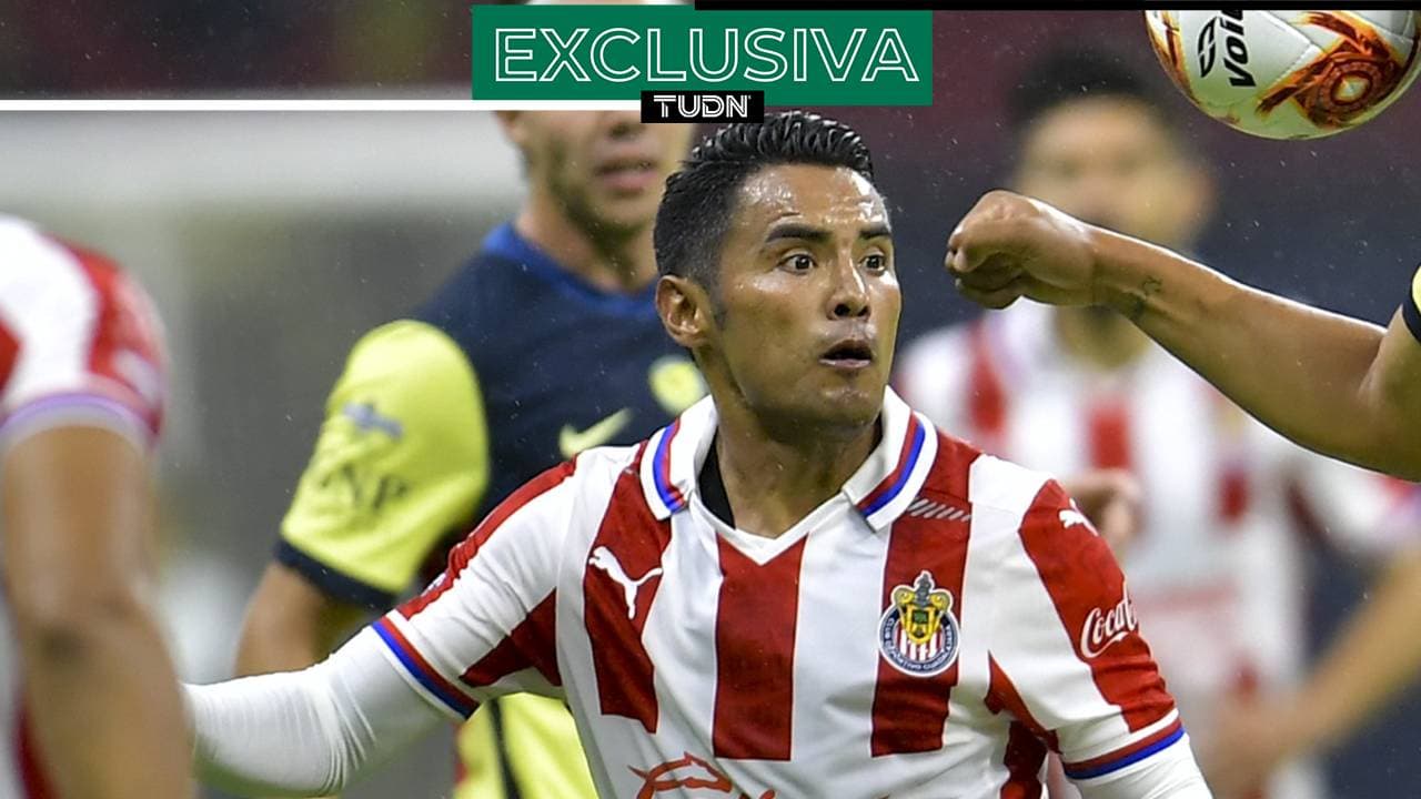 ‘Gallito’ Vázquez habló con Peláez sobre seguir en Chivas