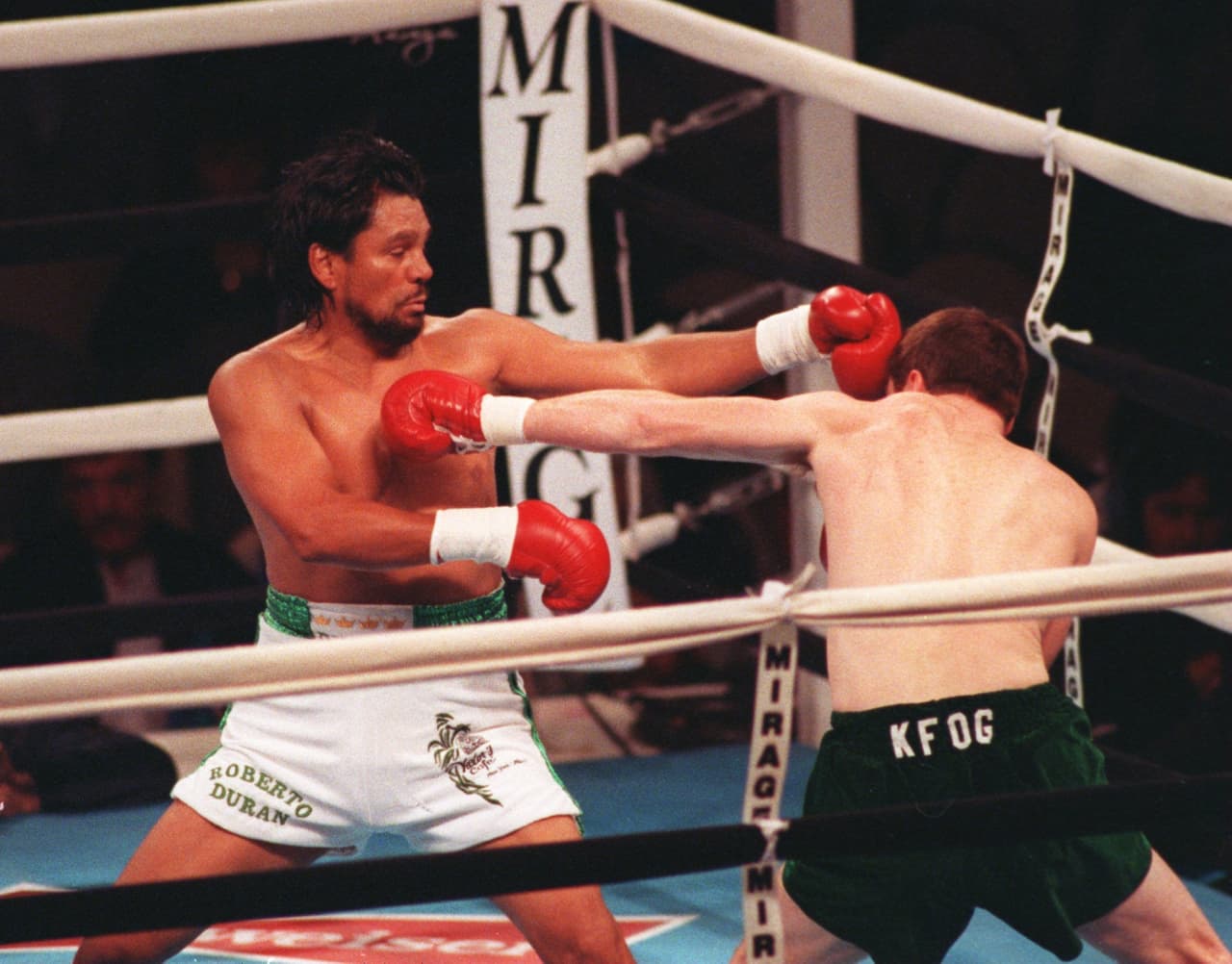 Roberto Durán nació en Panamá el 16 de junio de 1951. El también conocido como “Manos de piedra”, debutó el 23 de febrero de 1968 como boxeador profesional. Peleó en las categorías: gallo, súper gallo, Peso pluma, súper pluma, categoría ligera y súper mediana.