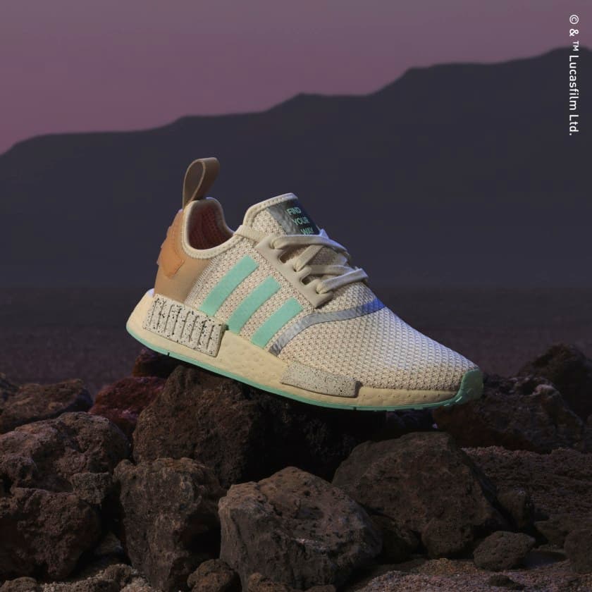 Una NMD R1 de mujer con la frase “FIND YOUR WAY” en la lengüeta.