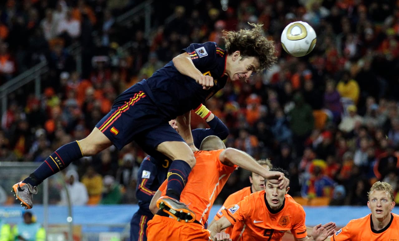 Carles Puyol fue el símbolo de la entrega de España para pelear a cada balón por el título.