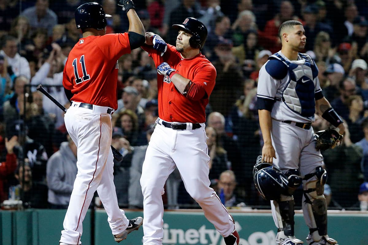 Steve Pearce (centro) conectó un Grand Slam en la octava entrada, insuficiente para que los Red Sox pudieran dar la voltereta.
