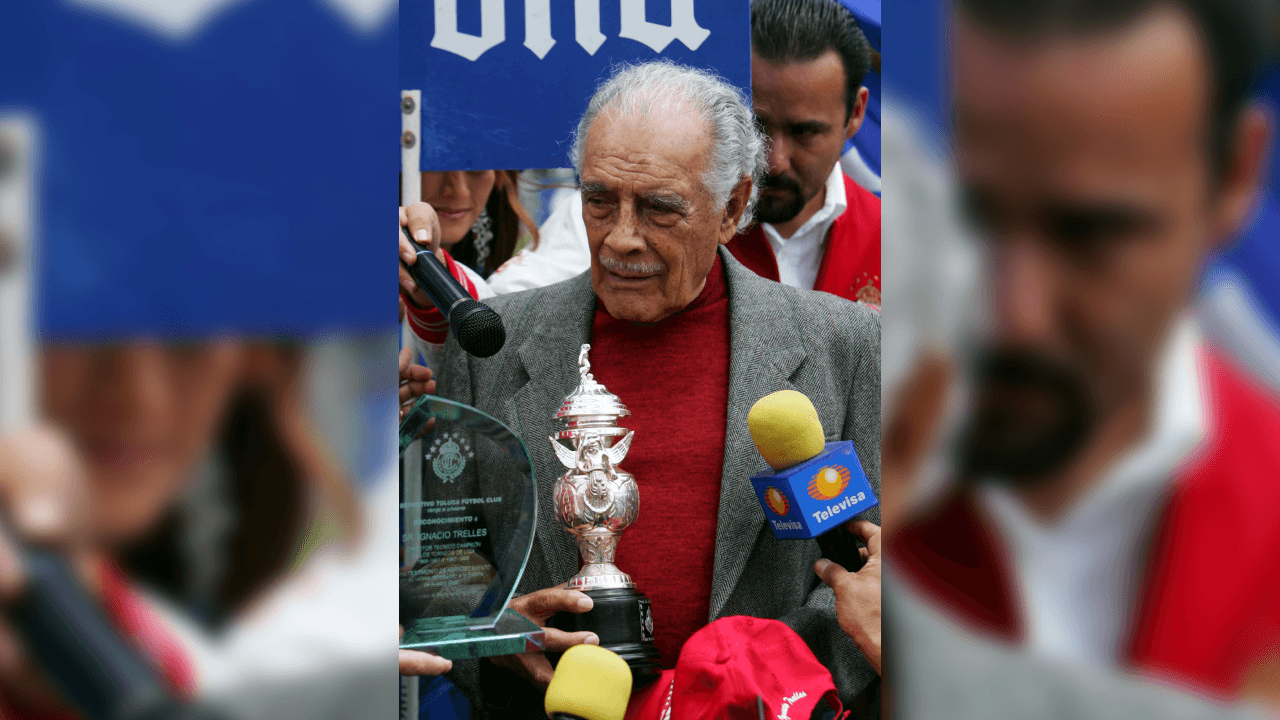 Sumando sus títulos como jugador (3) y como entrenador (17) ganó 20 campeonatos en el futbol mexicano.