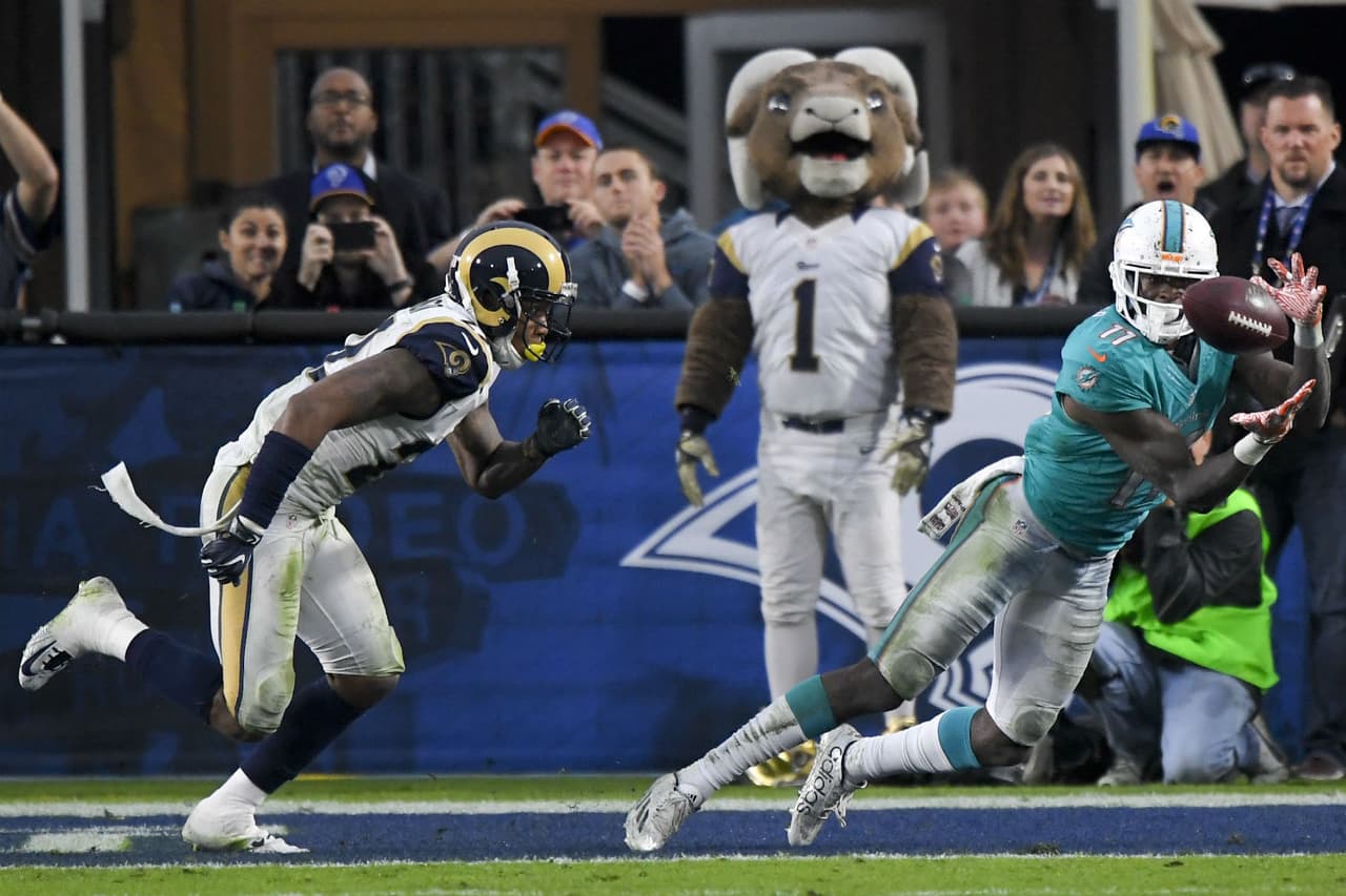 Los Dolphins le arrebatan la victoria a los Rams en los cinco minutos finales
