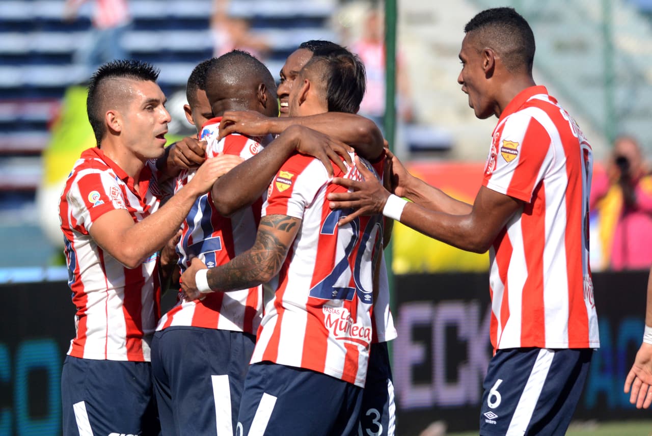 El Junior de Barranquilla, con 92 años de historia en Colombia, también viste de rojo y blanco a rayas, siendo el único con ese atuendo en su país.