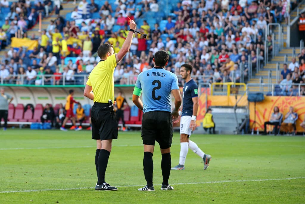 La mano del capitán Bruno Méndez fue penal y expulsión recibida por parte del árbitro inglés Michael Oliver.