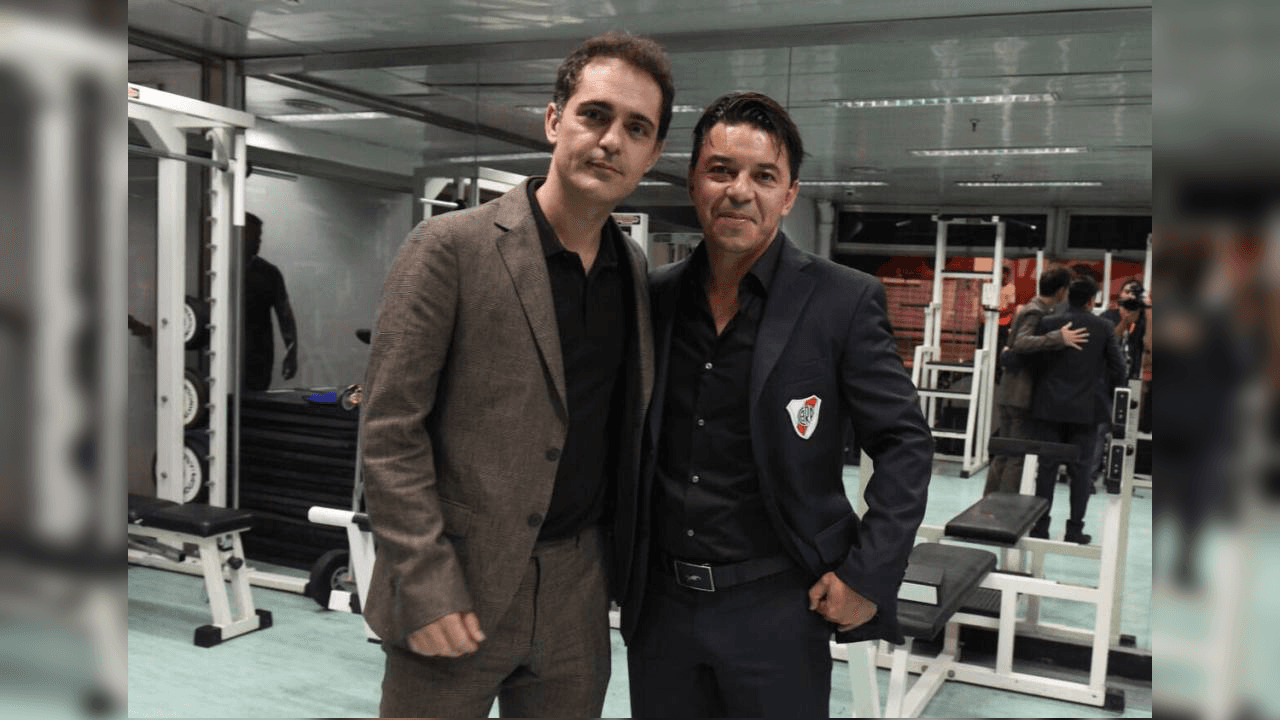 Pedro Alonso, actor español que participa en La Casa de Papel como 'Berlín', se fotografío con jugadores de River Plate, entre los cuales sobresale la presencia del multicampeón con los Millonarios, Marcelo 'Muñeco' Gallardo.