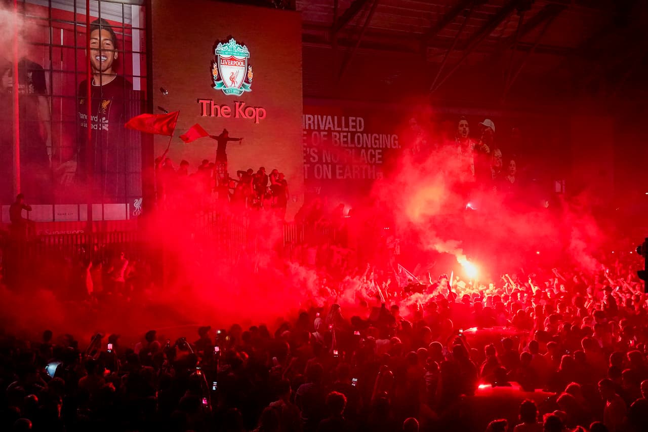 Aficionados del Liverpool celebraron de forma masiva en los alrededores de Anfield.