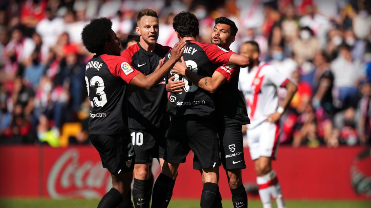 ¡Magia! 'Tecatito' Corona asiste de fantasía en gol del Sevilla