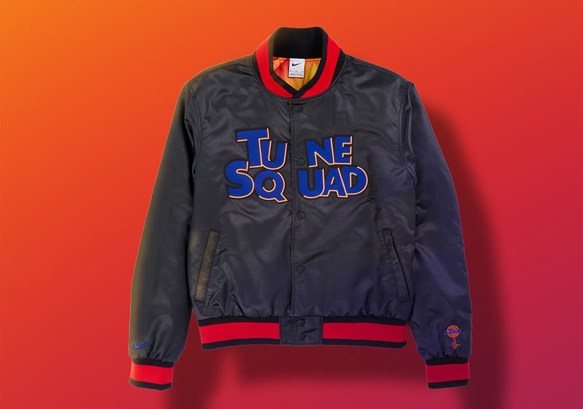 Se presenta una sudaera Nike, con la combinación de colores "Tune Squad".