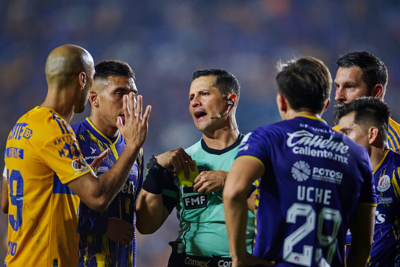 Hubo un par de decisiones polémicas del silbante, como un supuesto penal en la primera parte a favor de la escuadra visitante.