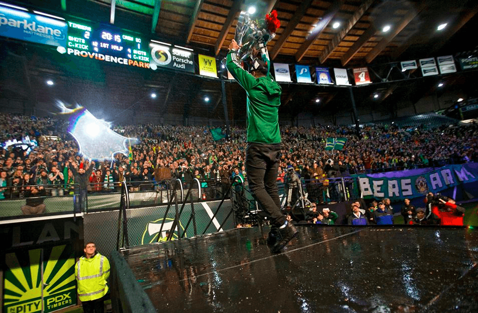 Impresionante postal con el anotador del gol ganador, el tico Rodney Wallace
