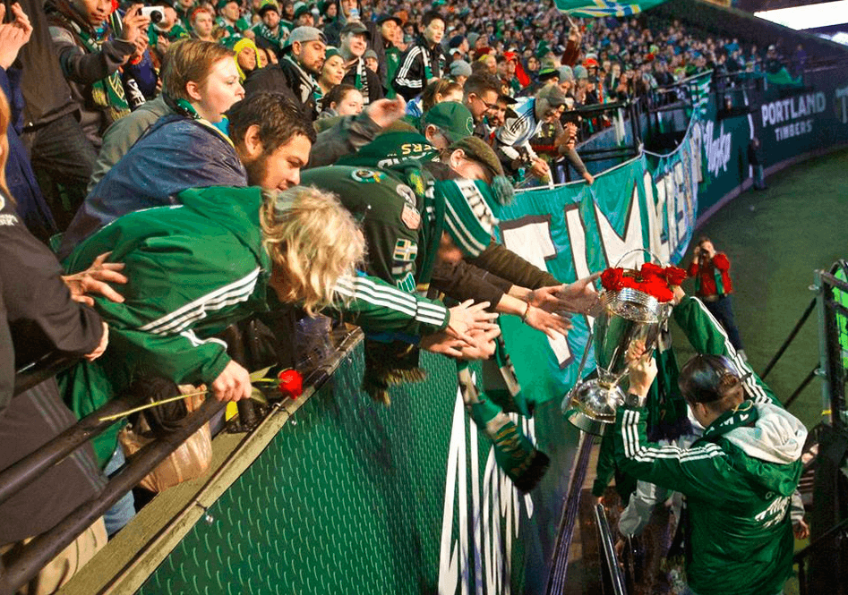 Jorge Villafaña, uno de los mejores laterales esta temporada en la MLS, permite que sus aficionados toquen un poco la copa