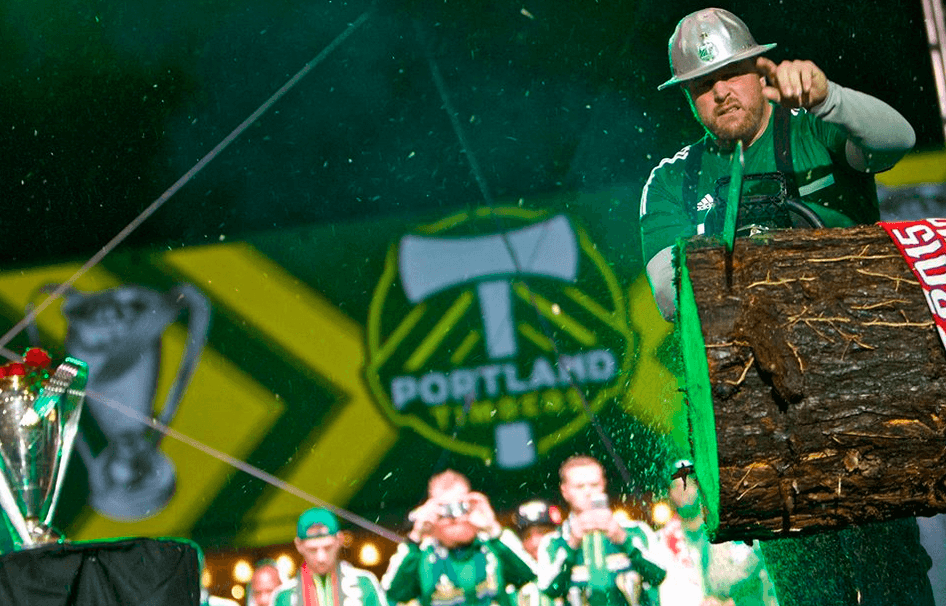 Timber Joey no se quería perder del momento, y aprovechó para cortar su tronco como lo hace cada vez que Portland anota un gol en casa