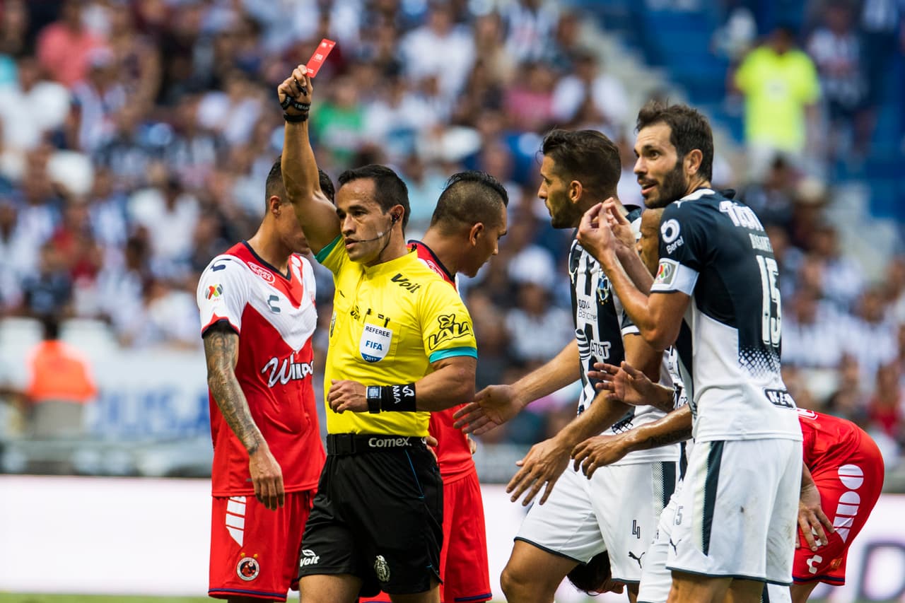Al minuto 39, Jose María Basanta vio la roja directa.