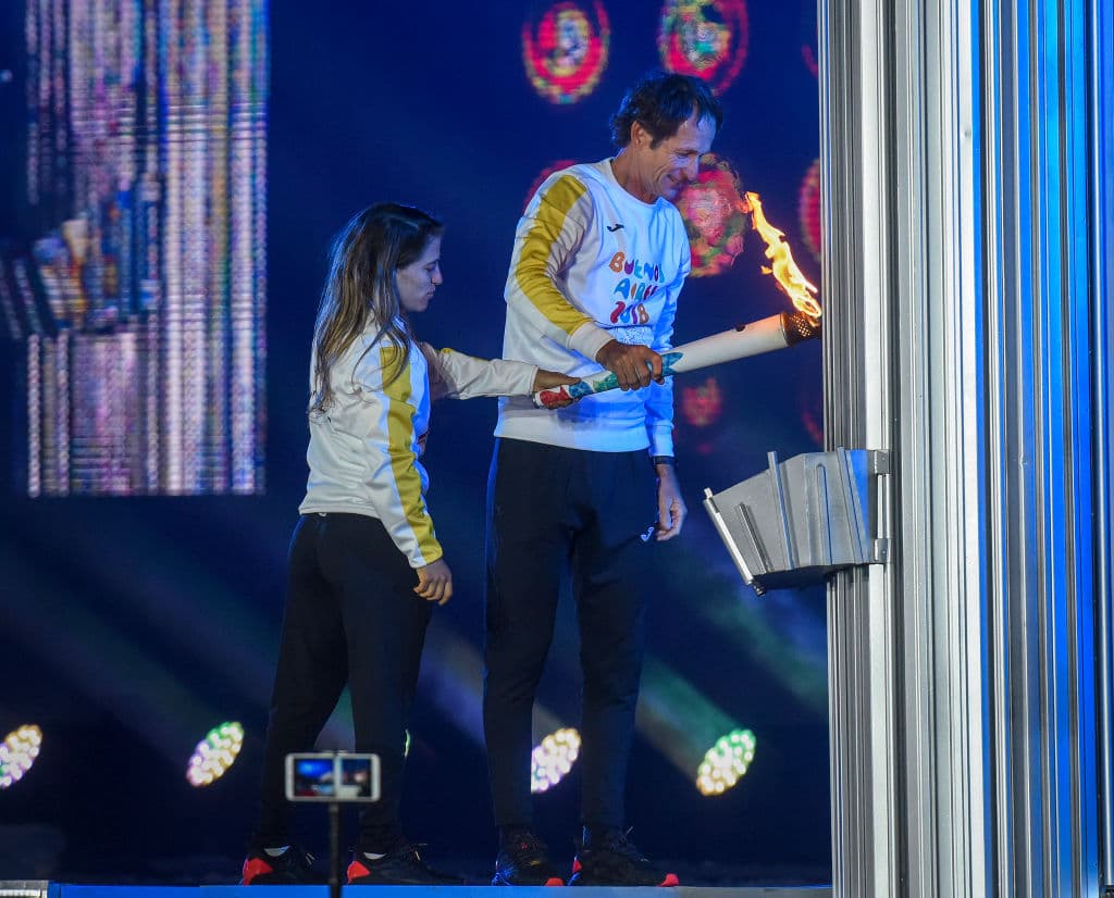 Los argentinos Paula Pareto (judo) y Santiago Lange (vela) se encargaron de encender la llama olímpica en Buenos Aires.