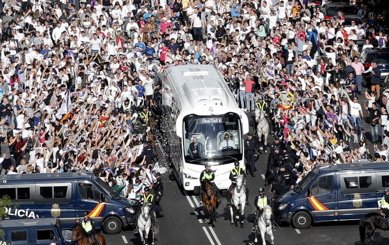 Madrid vive la semifinal de la Champions League en medio de la euforia por la presencia de sus dos principales equipos, Real y Atlético, que se dieron cita en el estadio Santiago Bernabéu para el partido de ida.