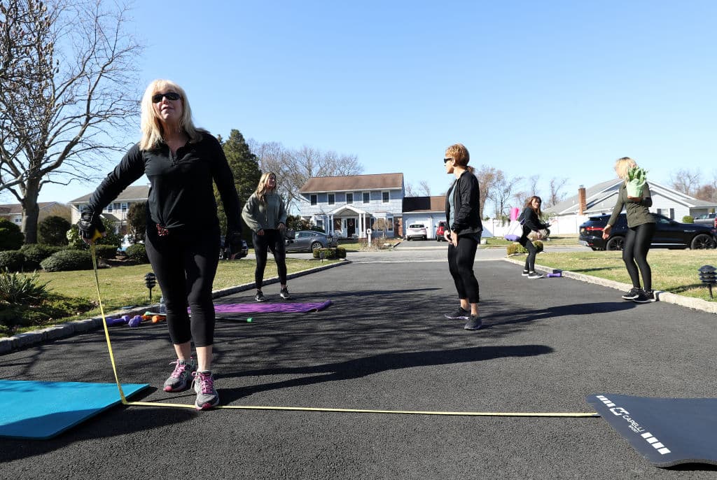 Tras la emergencia del coronavirus, Jamie Benedik organizó clases de fitness a puerta abierta en Long Island. Los asistentes tomaron la sesión conservando una distancia prudente entre ellos.