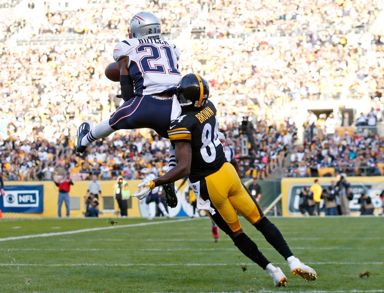 El safety de los Patriots, Butler, interceptó este pase dirigido a Antonio Brown.