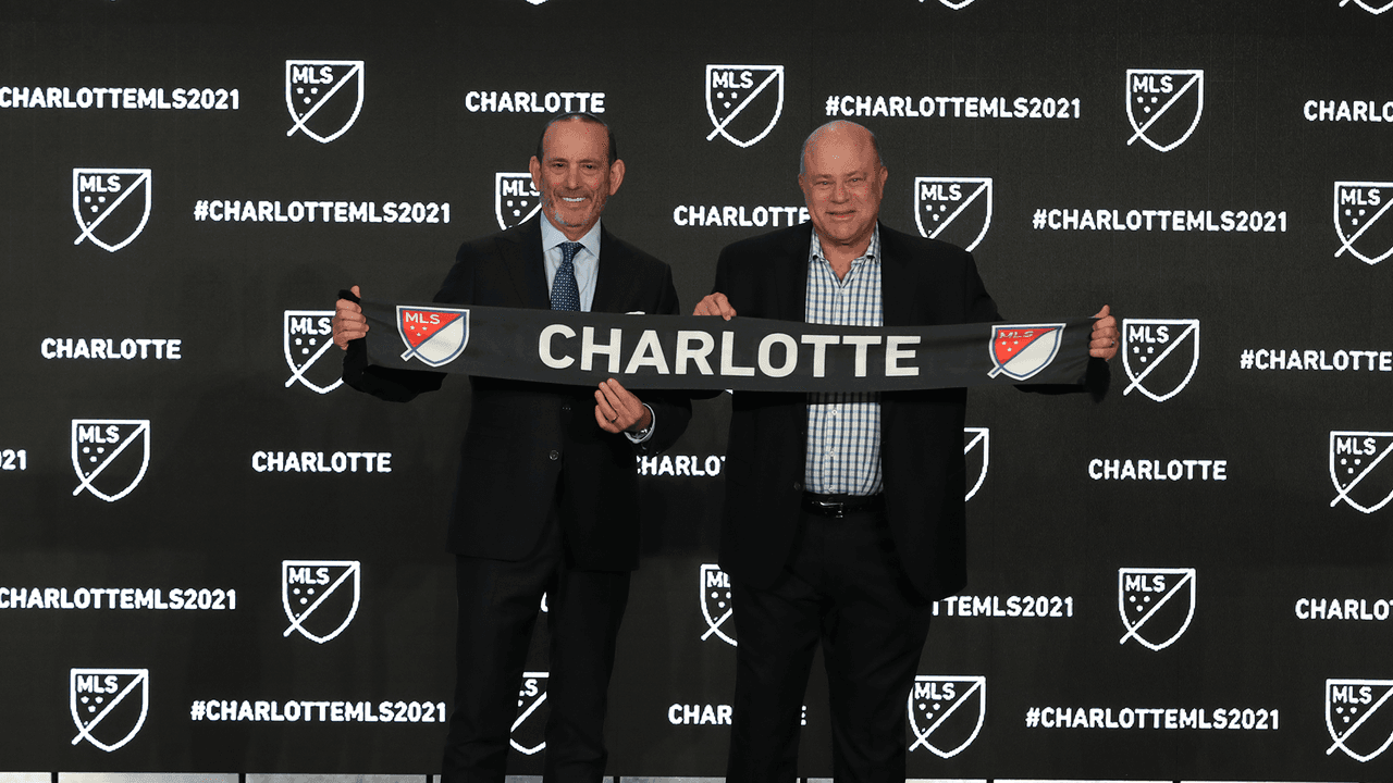 Don Garber (Comisionado de MLS) y David Tepper (propietario de la nueva franquicia en Charlotte).
