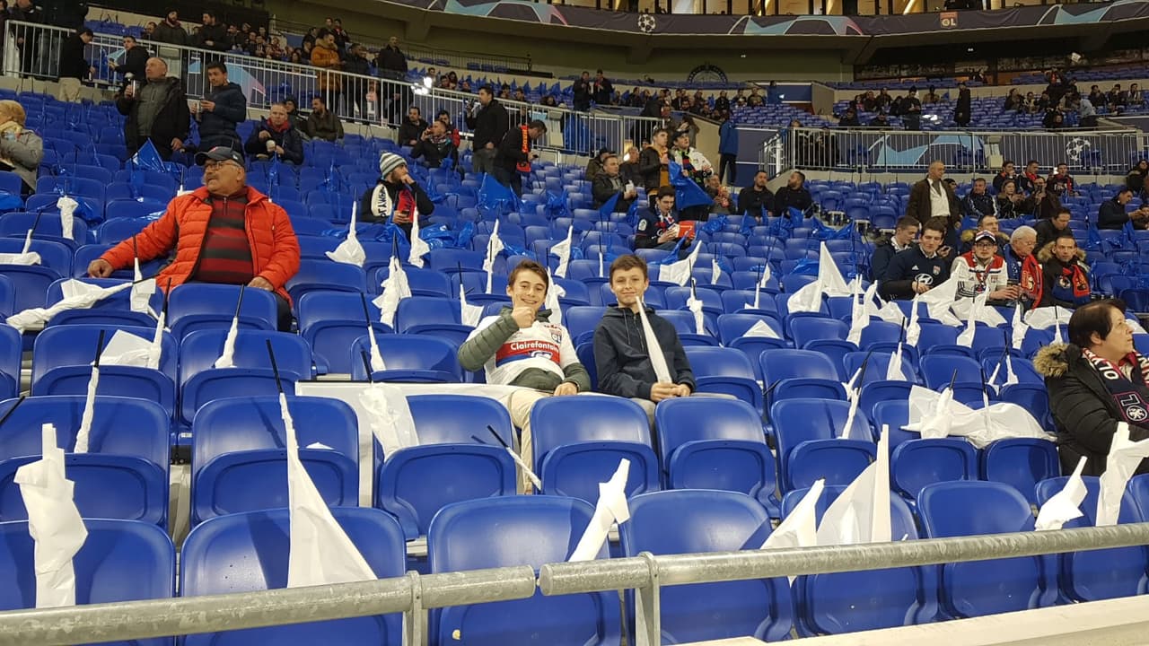 Ni siquiera Ada Hegerberg, ganadora del Balón de Oro femenil, se quiso perder este partido al que miles de aficionados franceses y españoles asistieron. En el Parc OL había esperanza de una jornada especial de Champions League entre el Lyon y el Barcelona. La ida de los octavos de final prometió emociones en la grada y en el césped.