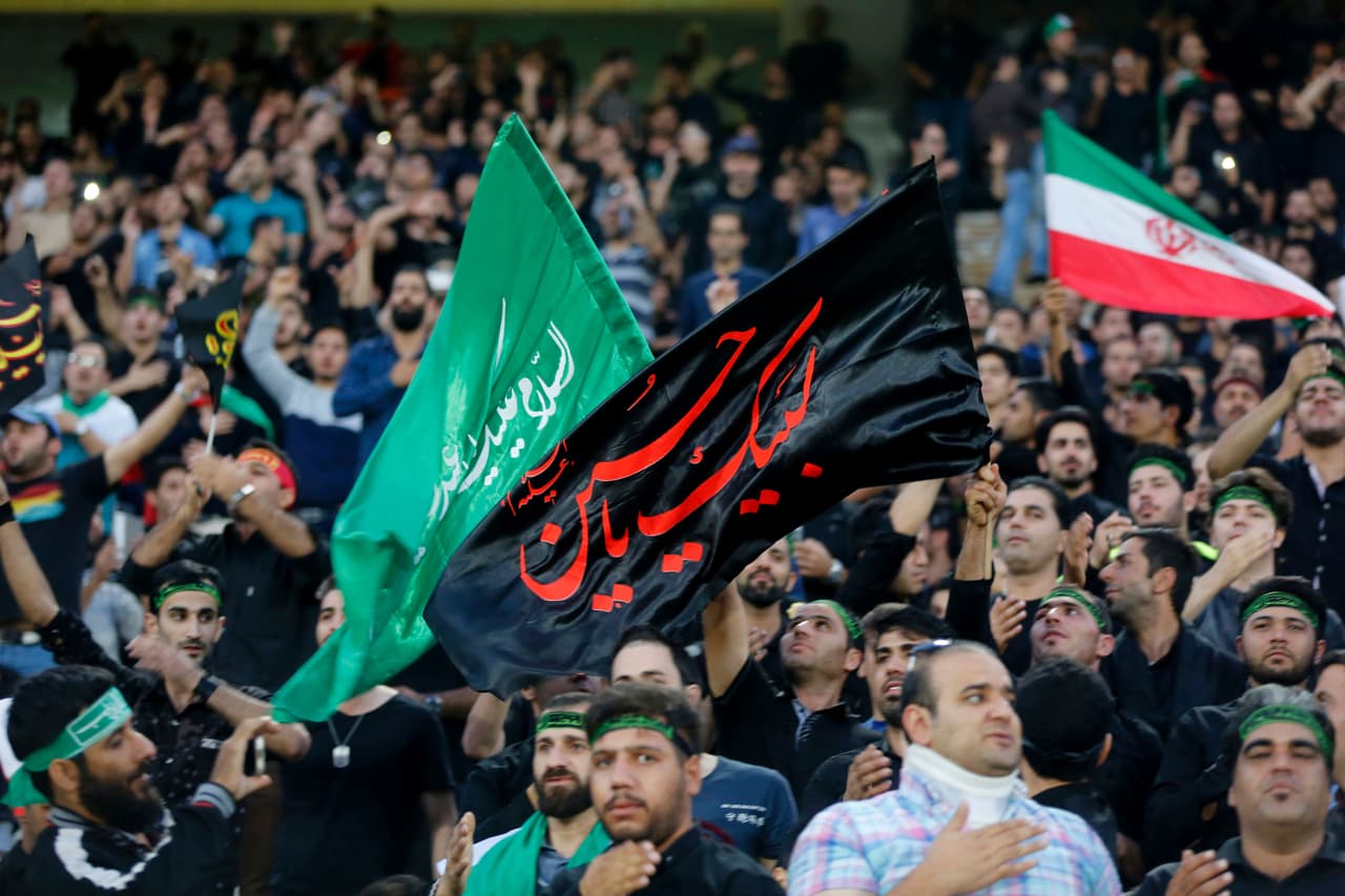 En Teherán, capital de Irán, los partidos de la selección se viven en la tribuna entremezclados con celebraciones de índole religiosa. La nación es una República Islámica.