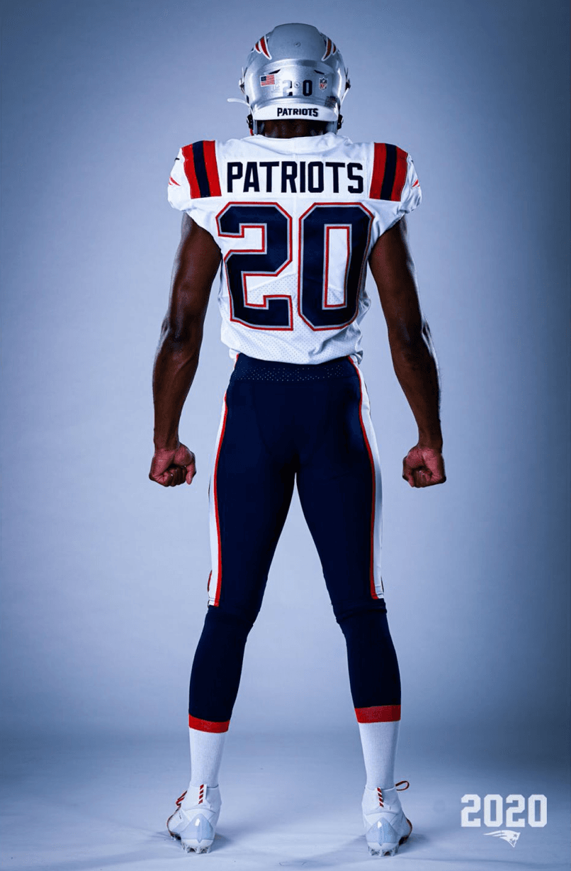 Los Patriots ya sin la presencia de Brady y en modo de reestructuración presentaron su nueva indumentaria para la temporada 2020 en la NFL. El color azul es muy similar al modelo color rush y el blanco es una adaptación combinando con las licras azules.