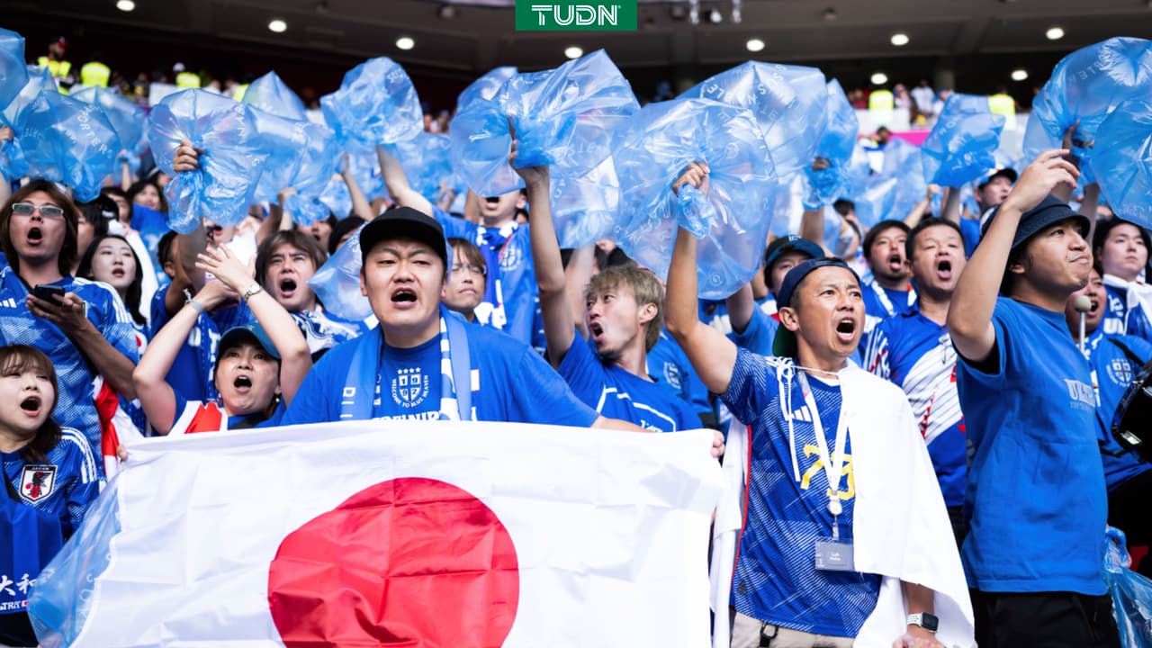 Seguidores japoneses acusados de limpiar estadios, pero no sus casas