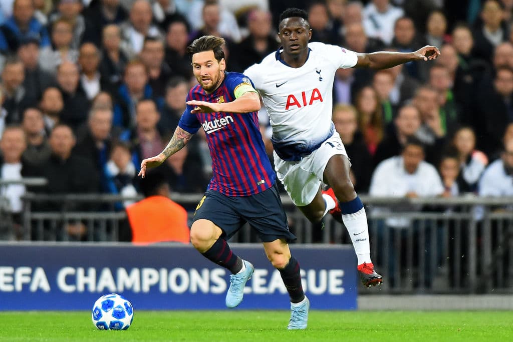 En su segunda salida, en Wembley, el Tottenham cayó 4-2 como local ante el Barcelona con dos goles de Lionel Messi.