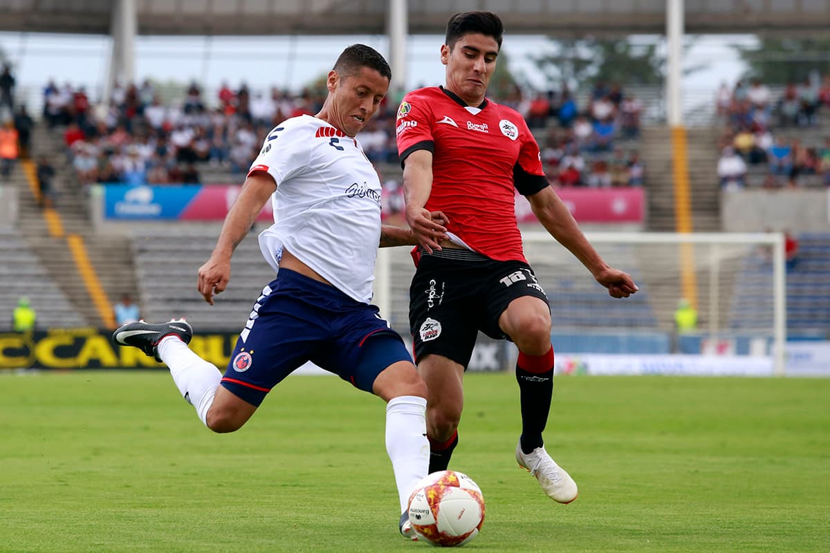 El mediocampista Carlos Esquivel (izquierda) fue de los mejores hombres en un partido discreto por parte de los Tiburones Rojos.