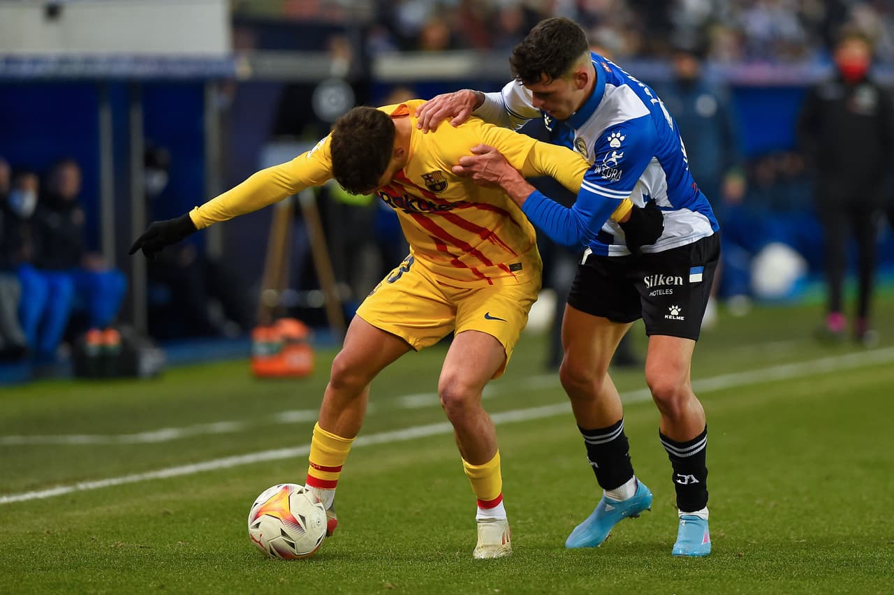 El Barcelona batalló mucho para vencer al Alavés, uno de los peores de LaLiga, pero al final lo hizo con un gol de Frenkie de Jong.