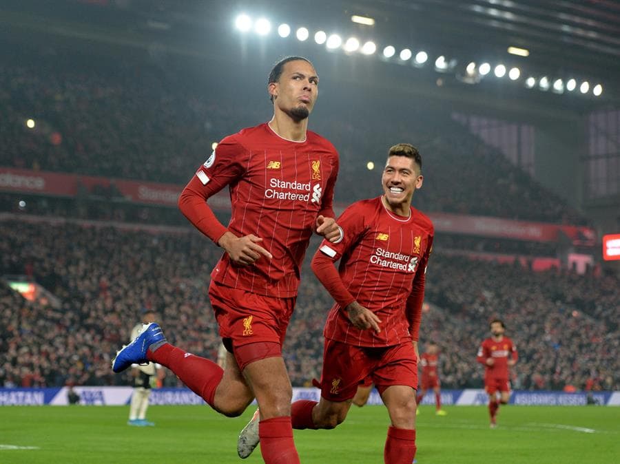 Liverpool se lleva el derbi de Inglaterra con goles de Virgil Van Dijk (14') y Mohamed Salah (93') ante el Manchester United. Liverpool sigue invicto y ya suma 39 partidos sin una derrota.