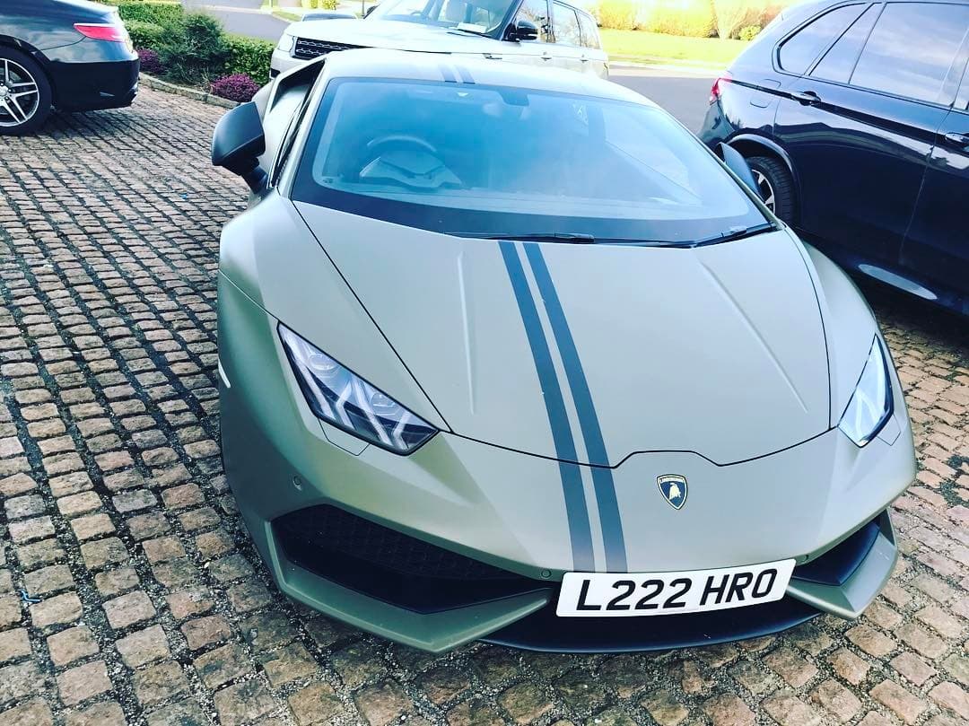 Conor McGregor también tiene un Lamborghini Huracán Avio que vemos aquí, un auto valuado en más de 220,000 dólares. Destaca por un
<b>motor V10 de 5.2 litros</b>, con 640 hp, que llevan la potencia a las cuatro ruedas a través de una caja de cambios de 7 marchas con doble embrague. La marca afirma que este auto llega a las
<b>200 millas por hora</b>, y acelera de 0 a 62 en 2.9 segundos.