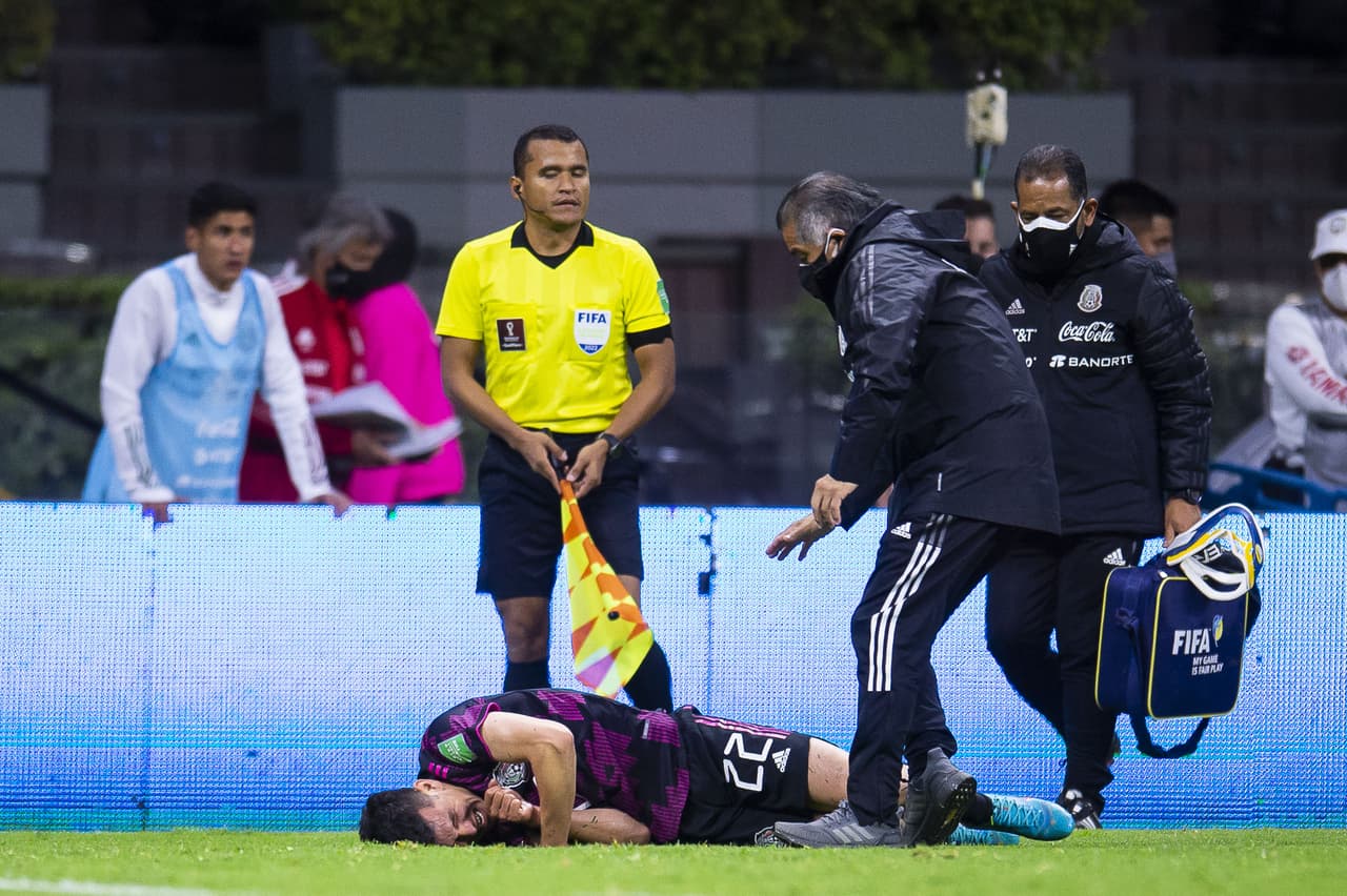 'Chucky' Lozano se lesiona la mano y sale del campo vs Panamá