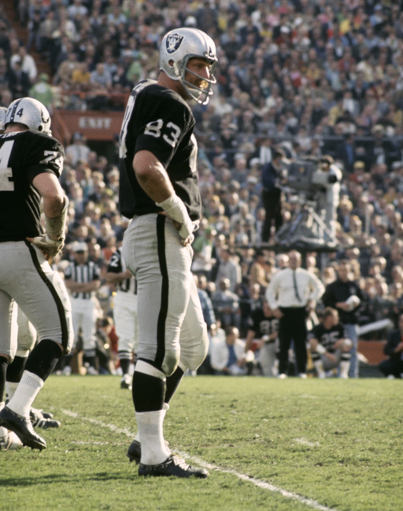 Los Oakland Raiders empezaban a formar su imagen de equipo oscuro, sucio, rudo y agresivo. No intimidador, violento y duro de pelar. El coach era John Rauch quien tenpia como asistente y coach de linebackers a un joven talentoso llamado John Madden. Su estrella a la defensiva era Ben Davidson que le rompió la mandíbula a Joe Namath en la derrota con los Jets.