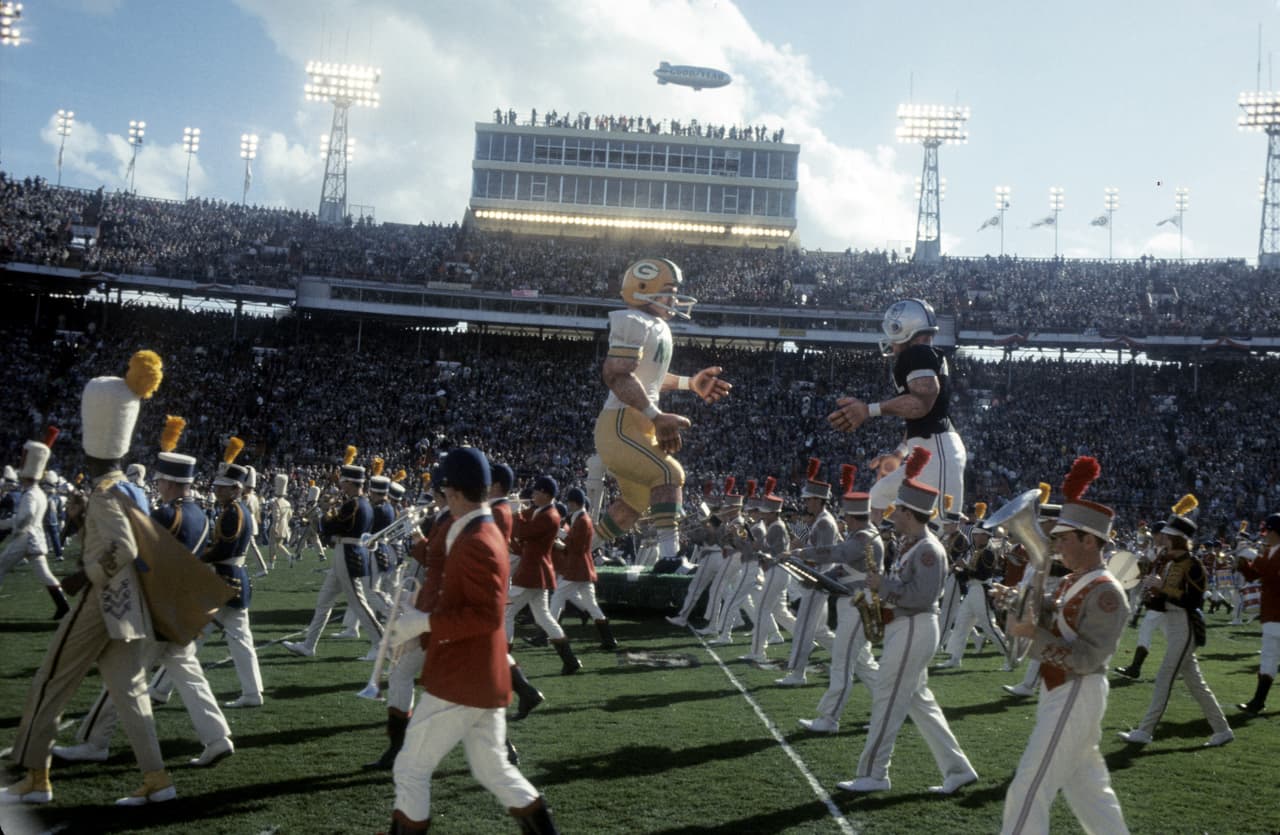 El Super Bowl II fue el primero que se jugó en el legendario estadio Orange Bowl de Miami, lugar que funcionaba desde 1937 para el futbol americano colegial, pero que en 1966 se convirtió en la casa de los Miami Dolphins. Sería el primero de 5 Super Bowls que se jugarían en éste escenario.
