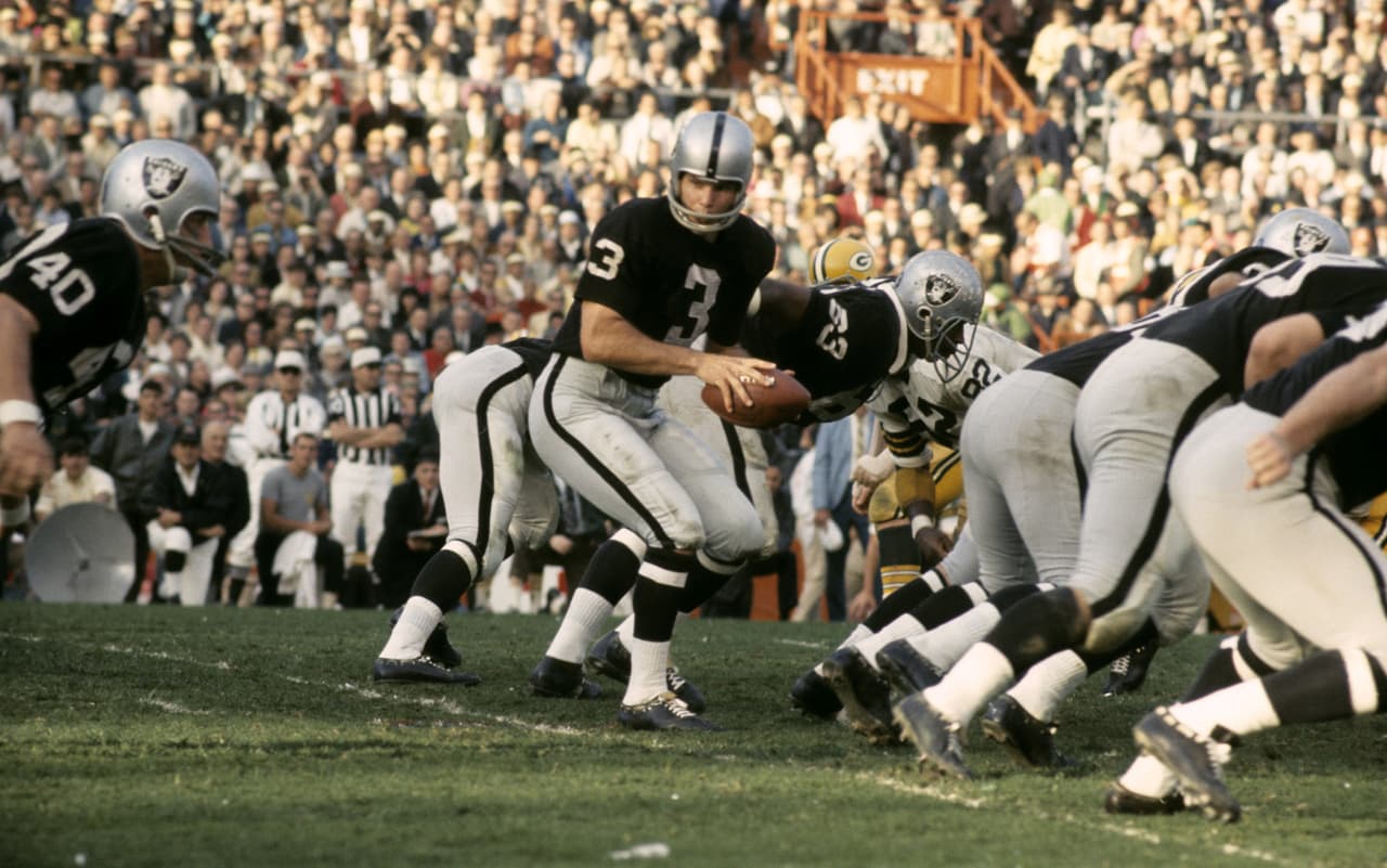 Los Oakland Raiders llegaron como campeones representantes del la joven Liga Americana que apenas tenía 8 temporadas de funcionamiento. Los Raiders solo perdieron un partido de temporada regular, fue ante los New York Jets. Su jugador insignia era el quarterback Daryle Lamonica quien ya era tricampeón de la Liga Americana.