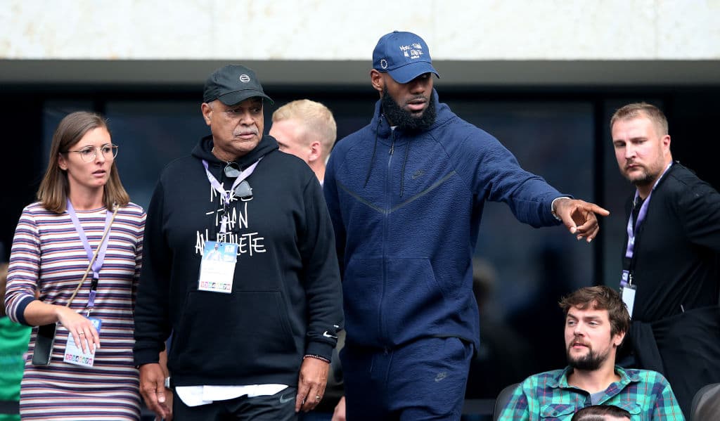 Lo mismo viaja para promocionar su marca, por gusto o para involucrarse en causas sociales pero James da de qué hablar siempre. Apenas hace semanas inauguró una escuela para niños de escasos recursos.
