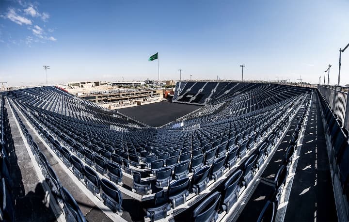 La Diriyah Arena será el lugar donde esta pelea se lleve a cabo, pues fue construida exclusivamente para esta pelea entre el estadounidense, de ascendencia mexicana, y el británico.