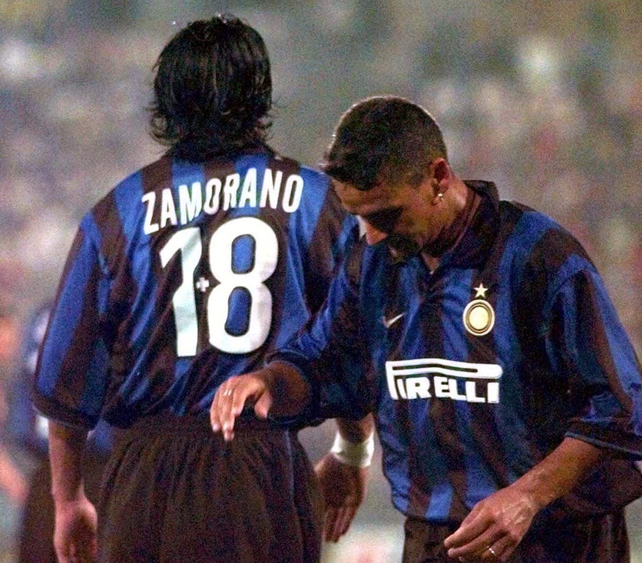 En el Inter de Milán Iván
<i>Bam Bam </i>Zamorano siempre tuvo el 9, pero cuando llegó Ronaldo los patrocinadores hicieron que lo perdiera. En su reemplazo, decidió optar por el 18 con un signo de suma (+), que da como resultado el 9.