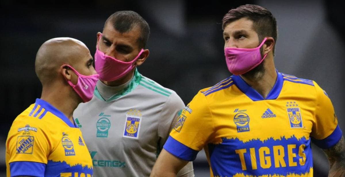 Tigres apoya campaña contra el cáncer con cubrebocas rosas