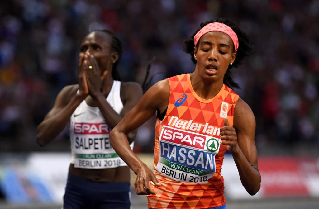 Al percatarse que su rival, la etiope naturalizada holandesa Sifan Hassan, siguió en carrera, notó su error.