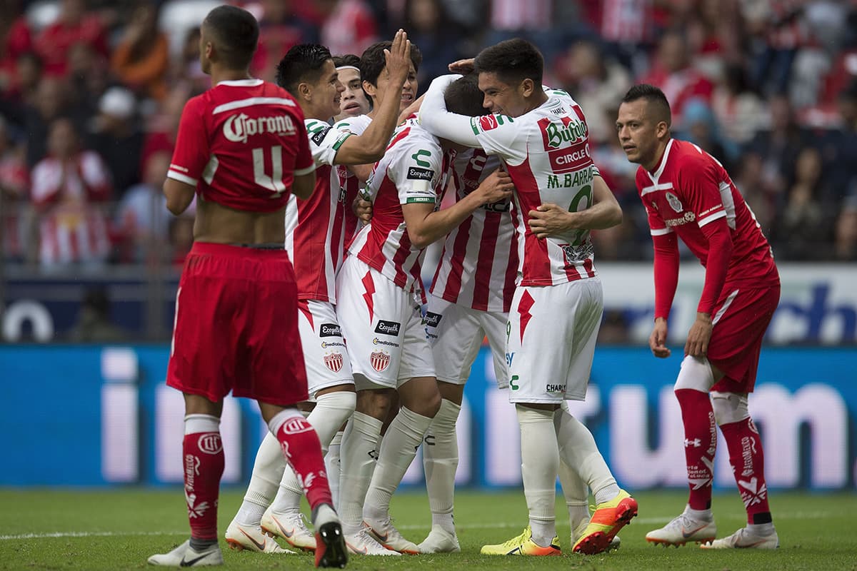 Necaxa descontó el marcador al minuto 88 por medio del chileno Matías Fernández para el 3-2 definitivo.