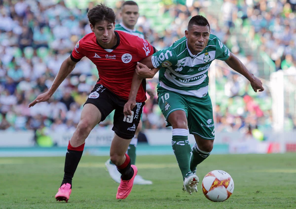 El mediocampista paraguayo naturalizado mexicano, Osvaldo Martínez, condujo la intención ofensiva de Santos para ganar el partido.