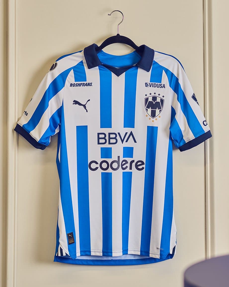 Rayados utiliza un colo azul más claro para su nueva camiseta de local.