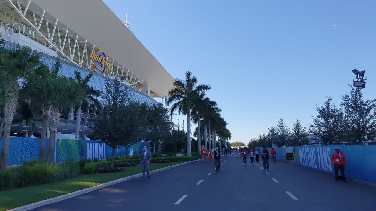 Así se vive el color en el Hard Rock Stadium de Florida previo al partido entre San Francisco 49ers y Kansas City Chiefs.