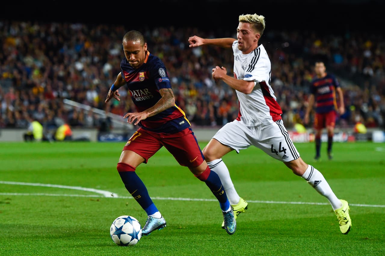 En España, el Barcelona se impuso 2-1 al Bayer Leverkusen del Chicharito quien se perdió un gol cantado y salió de cambio al 55'. Los goles del encuentro fueron de Papadopoulos, Sergi Roberto y golazo de Luis Suárez para la victoria culé.