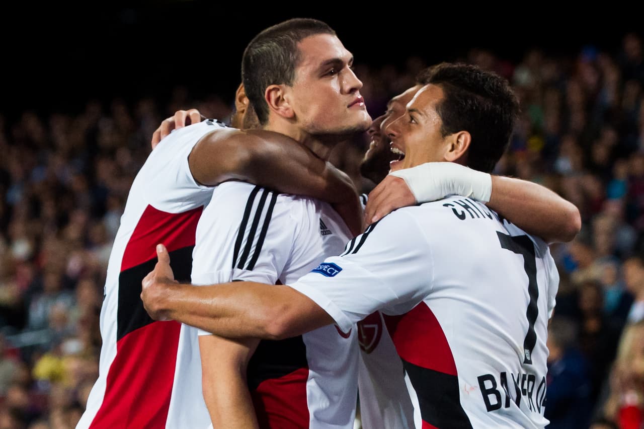 En España, el Barcelona se impuso 2-1 al Bayer Leverkusen del Chicharito quien se perdió un gol cantado y salió de cambio al 55'. Los goles del encuentro fueron de Papadopoulos, Sergi Roberto y golazo de Luis Suárez para la victoria culé.