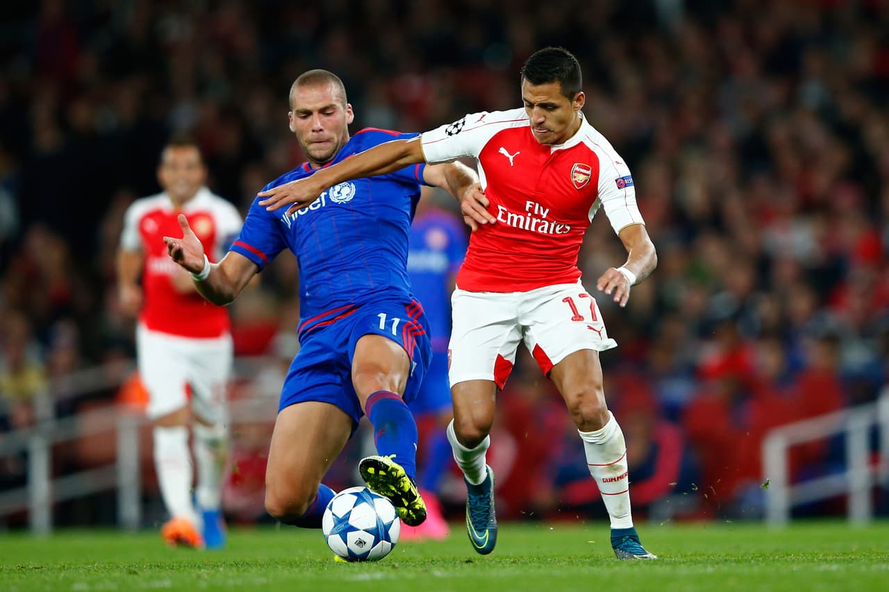 En Inglaterra, el Arsenal cayó 2-3 ante Olympiakos con tanto de Pardo, Finnbogason y autogol de Ospina; los Gunners descontaron con anotaciones de Theo Walcott y Alexis Sánchez pero no pudieron rescatar siquiera el empate en Londres.